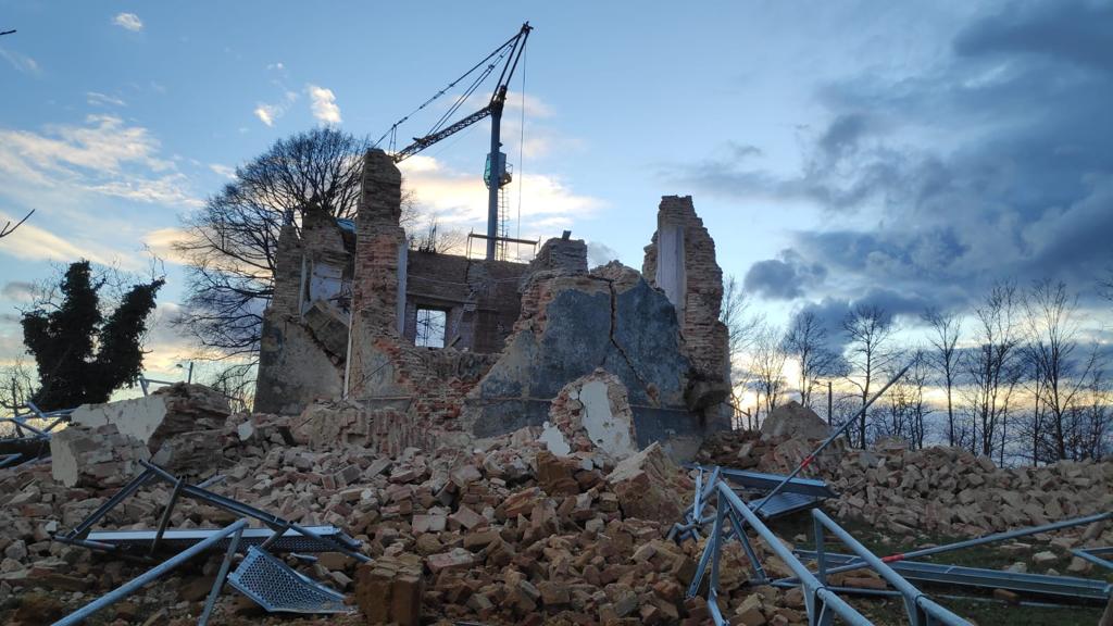 Crkva Ranjenoga Isusa u Maloj Solini pokraj Gline stradala je u Domovinskom ratu i ponovno u potresima 28. i 29. prosinca 2020. Snimio Stjepan Vego